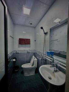 Bilik mandi di Cat Ba Hostel