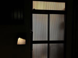 大阪市にあるi Home Osaka ZEN NEST 一户建の窓付きの扉