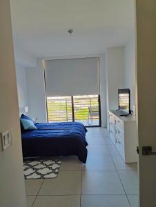 Resort Style 1-Bdrm Apt Downtown Doral客房内的一张或多张床位