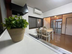 TV a/nebo společenská místnost v ubytování i Home Osaka ZEN NEST 一户建 + 21 fotografií