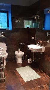 baño con 2 aseos y lavamanos en Casa di Ida, en Locri