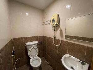 a bathroom with a toilet and a sink at HOTEL SAHARA INN BATU CAVES in Batu Caves