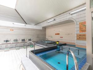 una gran piscina con una gran piscina en Business Hotel Kaga, en Osaka