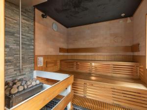 una sauna con paredes de madera y troncos en Business Hotel Kaga, en Osaka