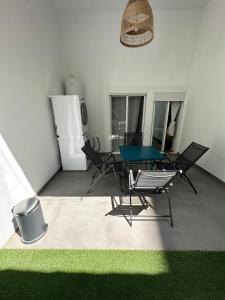 Bear Homes - Olimpia Suite في فالنسيا: غرفة معيشة مع طاولة وكراسي خضراء