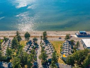 ブレインにあるOceanview Escape at Birch Bay with indoor Pool & Hot Tubの海のそばの駐車場の航空写真