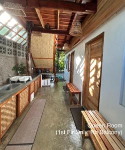 un pasillo de una casa con fregadero y mesa en Wayans Siargao, en General Luna