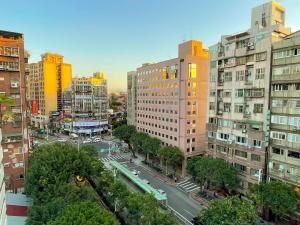 uma vista aérea de uma cidade com edifícios altos em CHECK inn Express Taipei Yongkang em Taipei