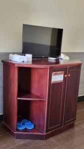 um armário de madeira com uma televisão em cima em RUBY Cà Mau em Cà Mau