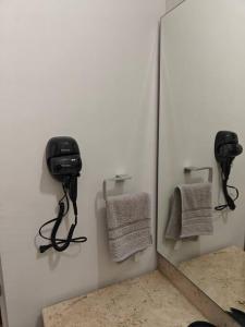 espejo en el baño con toallas en la pared en Casa Santa fe, en Aguascalientes
