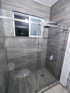 baño con ducha, aseo y ventana en Casa Santa fe, en Aguascalientes