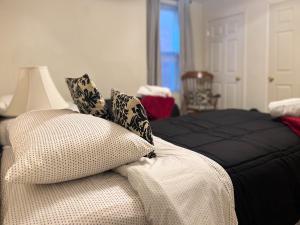 Un dormitorio con una cama con almohadas. en Mon Fournissuer 4bd Home with backyard en Louisville