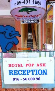 un cartel en frente de un hotel para la recepción en HOTEL POP ASH en Brinchang
