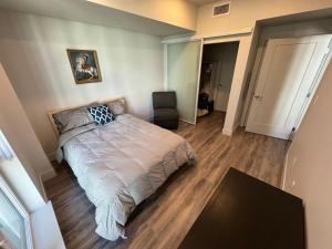 een slaapkamer met een bed en een stoel erin bij Luxury 1 Bedroom Apartment Near DownTown Oakland in Oakland