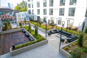 een luchtzicht op een gebouw met een tuin bij Luxury 1 Bedroom Apartment Near DownTown Oakland in Oakland