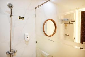 Baðherbergi á Front One Hotel Sragen