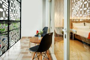 Rúm í herbergi á Front One Hotel Sragen