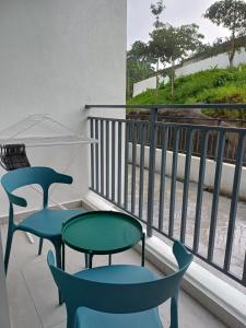 balcone con 2 sedie e un tavolo di Stay@Bayu Temiang Residensi a Seremban