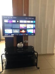 a table with a television on top of it at Mistic hills in Panama City