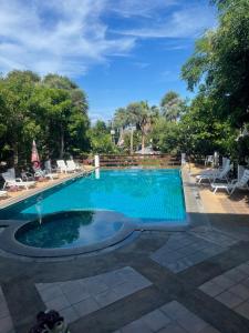 拉邁的住宿－蘇梅島海風廣場酒店，庭院里的一个蓝色海水大型游泳池