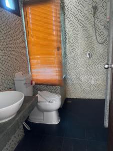拉邁的住宿－蘇梅島海風廣場酒店，浴室配有卫生间、盥洗盆和淋浴。