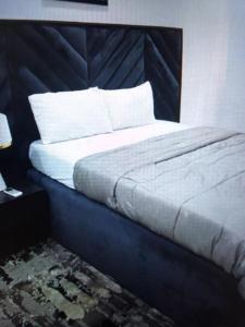 Cama o camas de una habitación en Light house hotel and apartments Lekki phase 1