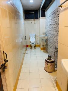 uma casa de banho com um WC e um lavatório em Hotel Regard em Varanasi