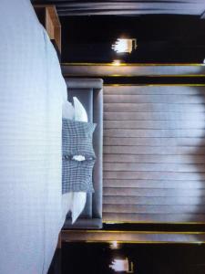 ein Schlafzimmer mit einem Fenster mit Jalousien in der Unterkunft Light house hotel and apartments Lekki phase 1 in Lekki