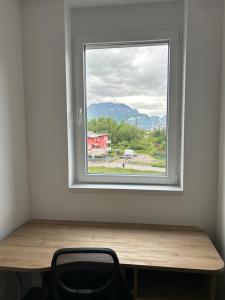 uma janela num quarto com uma mesa e uma cadeira em Casa Canova - private room in sharing apartment em Trento