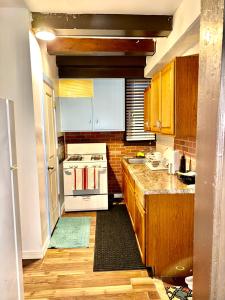 Kuchyň nebo kuchyňský kout v ubytování Beachblock, 1 Br Reno Apt in Atlantic City!!!