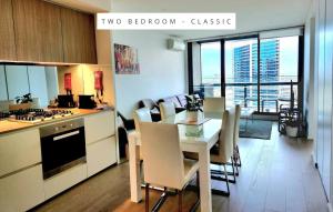 Cucina o angolo cottura di Melbourne Lifestyle Apartments - Best Views on Collins