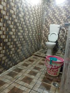 瓦拉納西的住宿－Hotel Regard，一间带卫生间和桶的浴室