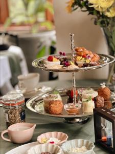 um prato de pastelaria e sobremesas numa mesa em Sonnekus Boutique Hotel & Bistro em St James