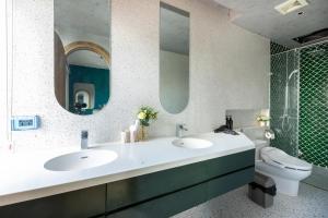 Phòng tắm tại M Apartment Lakeside - CARA Rustic