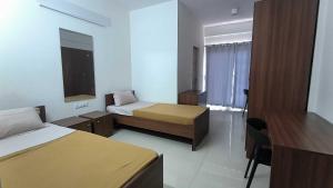 耶拉汉卡Hotel O Local Colive & Work | Hegde Nagar的有两张床和一张书桌的酒店房间