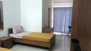 Hotel O Local Colive & Work | Hegde Nagar客房内的一张或多张床位