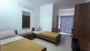 耶拉汉卡Hotel O Local Colive & Work | Hegde Nagar的一间有两张床和一扇窗户的小卧室