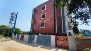耶拉汉卡Hotel O Local Colive & Work | Hegde Nagar的前面有栅栏的红砖建筑 更多4张照片
