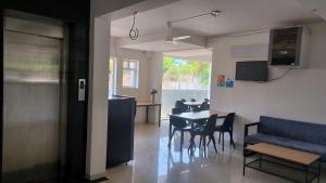 耶拉汉卡Hotel O Local Colive & Work | Hegde Nagar的带桌椅的客厅和厨房