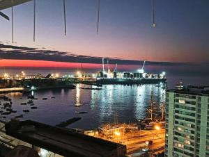 - Vistas al puerto por la noche con una ciudad en Open House Apart Centro Iquique, en Iquique