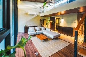 uma sala de estar com um sofá e uma mesa em Piece Lio Resort from Japan em El Nido