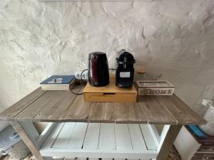 una cafetera sobre una mesa de madera en Efi studios 2 en Kardamaina