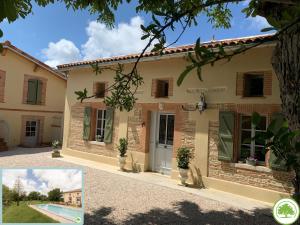 vista esterna di una casa con piscina di Maison d'hôtes "La Clef des Champs" Piscine Ortance a Sajas