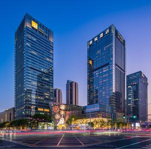 瀋陽的住宿－瀋陽君悅酒店，城市天际线,高楼和停车场