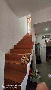 eine Treppe in einem Haus mit braunen Stufen in der Unterkunft Jatisela Homestay5 in Midang