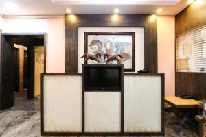 TV at/o entertainment center sa OYO Venkatesh Leela Hotel