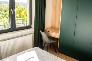 Ένα ή περισσότερα κρεβάτια σε δωμάτιο στο Apartamenty Lesko 37