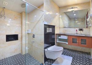 uma casa de banho com um WC, um chuveiro e um lavatório. em Trim Boutique Parkota Haveli em Jaipur