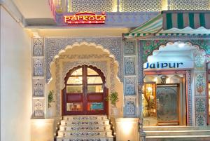 Un frente de tienda con una puerta y escaleras al frente en Trim Boutique Parkota Haveli, en Jaipur