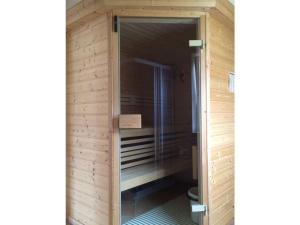una sauna con puerta de cristal en un edificio en Boddensurfer 3a, en Pruchten